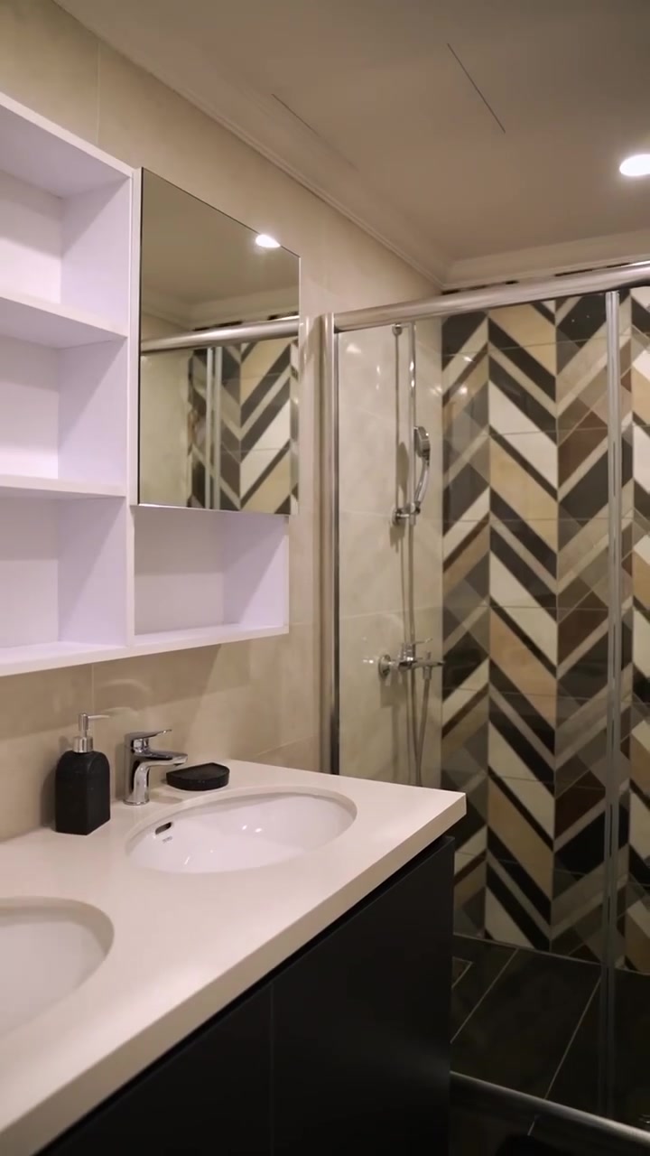 🏡 شقة فاخرة للايجار– مجمع الدلة السكني / الرمادي – شارع 100
قرب جامعة المعارف
فرصة مميزة للايجار شقة بتشطيب وكوالتي عالي جداً داخل أحد أرقى المجمعات السكنية في الرمادي.
📍 الموقع: مجمع الدلة السكني – شارع 100 سنتر الرمادي
📐 المساحة: 215 متر مربع
🏢 الطابق: الخامس
مواصفات الشقة:
3 غرف نوم واسعة
صالة كبيرة ومريحة
3 حمامات
سبالت5 تبريد مركزي 
2 بلكون كبير بإطلالة مميزة
كهرباء 24ساعه 
تشطيبات فاخرة وكوالتي بناء عالي جداً
تصميم عصري ومساحات عملية تناسب العائلة
الشقة جاهزة للسكن وتقع في مجمع يوفر بيئة سكنية راقية وخدمات متكاملة وبوابة راقيه
📞 للاستفسار والمعاينة يرجى التواصل على الرقم: (***********)واتساب
علما اني صاحب الشقة يعني ماكو دلاليه
