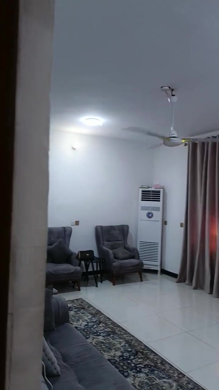 سلام عليكم بيت للبيع حواس شارع المعرض حجي ناطق مساحه 200 متر البيت على شارعين شارع الدامرجي وشارع المعرض يبعد عن شارع 100 متر مبني قاط ثاني هيكل 
الشارع كامل خدمات ***********

