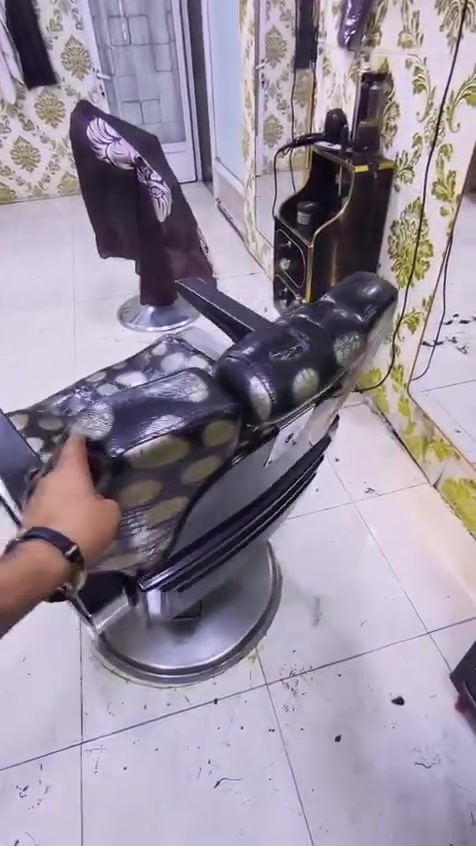 كرسي حلاقة للبيع 
موجود توصيل 
***********
