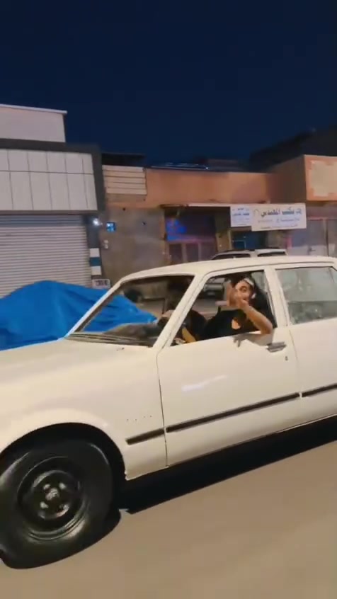 كراون للبيع سياره غراضه موجوده رقم صدامي بغداد سياره بل بصره ستوه معمره بدون ضربه غراضه موجوده تعال وشد مديل 80...... السعر 28 وبيه مجال مكاني المطيحه ‏‪***********‬‏
