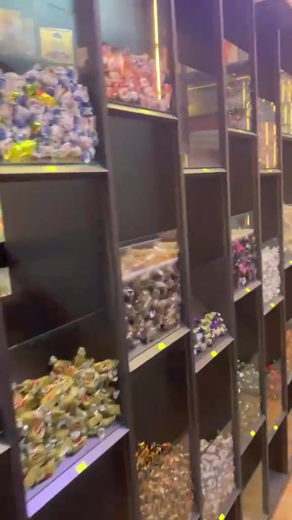 السلام عليكم محل كرزات  كامل للبيع او فقط الديكور مع السبلت والإنارة والكاميرات العنوان بغداد الامين الثانيه سوق الشهداء 
للاستفسار خاص او ***********
