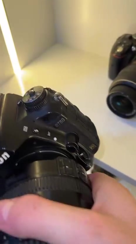 📸🔥 للبيع — Nikon D750 + 28-300mm 🔥📸
إذا تبحث عن كاميرا احترافية للاستخدام المتعدد، هاي فرصة ممتازة 👌
🔹 Nikon D750 — Full Frame
🔹 دقة 24.3 ميگاپكسل
🔹 عدسة 28-300mm متعددة الاستخدامات
🔹 مناسبة للأعراس 💍 والبورتريه 📸 والفعاليات
🔹 أداء ممتاز وجودة صور عالية
🔹 كامل الملحقات 🎒🔋
💰 السعر: 750 ألف دينار فقط
🚚 التوصيل مجاني لجميع المحافظات
✅ الفحص أمام المندوب والقناعة التامة قبل الاستلام
📞 للحجز والاستفسار:
***********
عثمان سامي 📸
❤️ ثقتكم أساس نجاحنا

