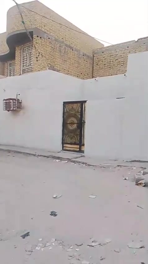بيت مساحه ١٠٠ متر ركن بزعيلات زراعي قرب مجسر الاسكان يبعد عن شارع الصدرين السريع أقل من ١٠٠ متر  بيت بي ديوانيه ٧×4 وصاله ٦×4 ومطبخ  وصحيات خارجيه  مابي غرفه موقع البيت ركن مكان جدآ مميز  عرض الشارع ١٠ متر  السعر٤٣  وبي مجال ومنطقه كافت الخدمات بيهه ***********
