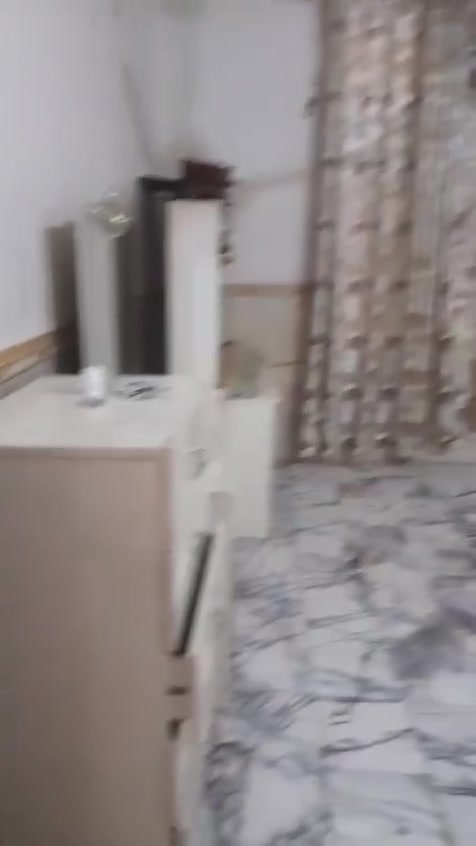 سلام عليكم بيت لبيع وبلاش وسعر مناسب جداً 
يحتوي البيت على 4 غرف نوم 2 جوه واثنين طابق الثاني ويحتوي على صاله فوق وتحت ومطبخ واحد وصحيات عدد 6 ويحتوي على استقبال كبير وصاله كبيره جداً ومنور جانب البيت ومنور ضهر البيت والبيت ركن وجه الثانيه حديقه مساحت البيت 320 متر ومساحت الحديقه 115 مجموع مساحت البيت 435 متر طابقيت يحتوي على سطح 2 صطح ناصي وسطح عالي السعر 180 وبي مجال لطيبين مثلكم واذا اكو بيت مراوس وقريب على ولايه كذالك يرهم 180 مليون رقم الهاتف او مراجعه مكتب دلهي ***********
موقع البيت مسيب حي معلمين الثانيه شارع محمد الجواد داخل الفرع
