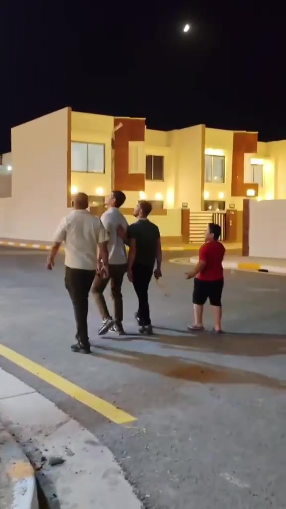 🎉 مبارك… مبارك… مبارك لكل أهالي مجمع الرياحين السكني 🏡❤️

مبارك لكل عائلة اليوم استلمت بيتها،
مبارك لكل شخص صبر وانتظر، واليوم شاف حلمه يتحول إلى واقع.

أجمل لحظة مو بس لحظة استلام المفتاح… 🔑
أجمل لحظة هي فرحة الناس وهي تدخل بيوتها لأول مرة، تشوف تعبها قدامها، وتبدأ تتخيل تفاصيل حياتها الجديدة بين جدران بيتها.

ضحكة، فرحة، دمعة، ولمّة أهل…
لحظات جميلة تبقى بالذاكرة، لأن البيت مو مجرد جدران وسقف…
البيت هو أمان، وراحة، وبداية جديدة للعائلة. ❤️

واليوم، مجمع الرياحين السكني يحتفل بأهله وهم يستلمون بيوتهم ويبدؤون فصل جديد من حياتهم.

وأنت؟ شنو تنتظر؟ 👀

إذا تحلم ببيت بمجمع الرياحين، لا تخلي الحلم يبقى مجرد حلم.

🏡 اشتري بالرياحين من هسه، واستلم واسكن مباشرة، أو اختار وحدتك وتكون جاهزة للسكن قريبًا حسب طلبك.

الرياحين… مو بس بيت تشتريه، مكان تبدأ بيه حياتك. 🔑❤️
***********
