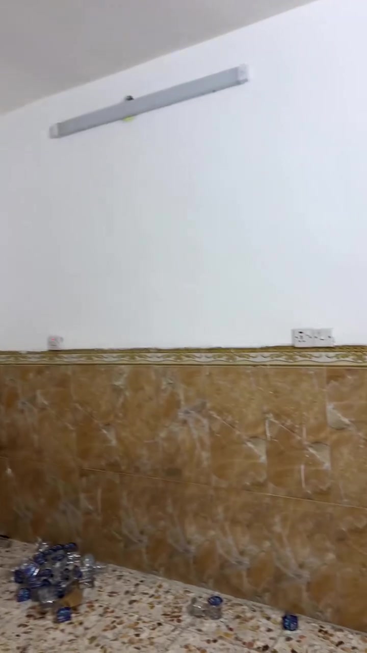 مشتمل معزول طابق اول للايجار 
العنوان : حي القاهرة بظهر تانكي لمي 📍
يحتوي على صالة مطبخ خدمات غرفةً نوم 
للاستفسار :*********** ☎️
