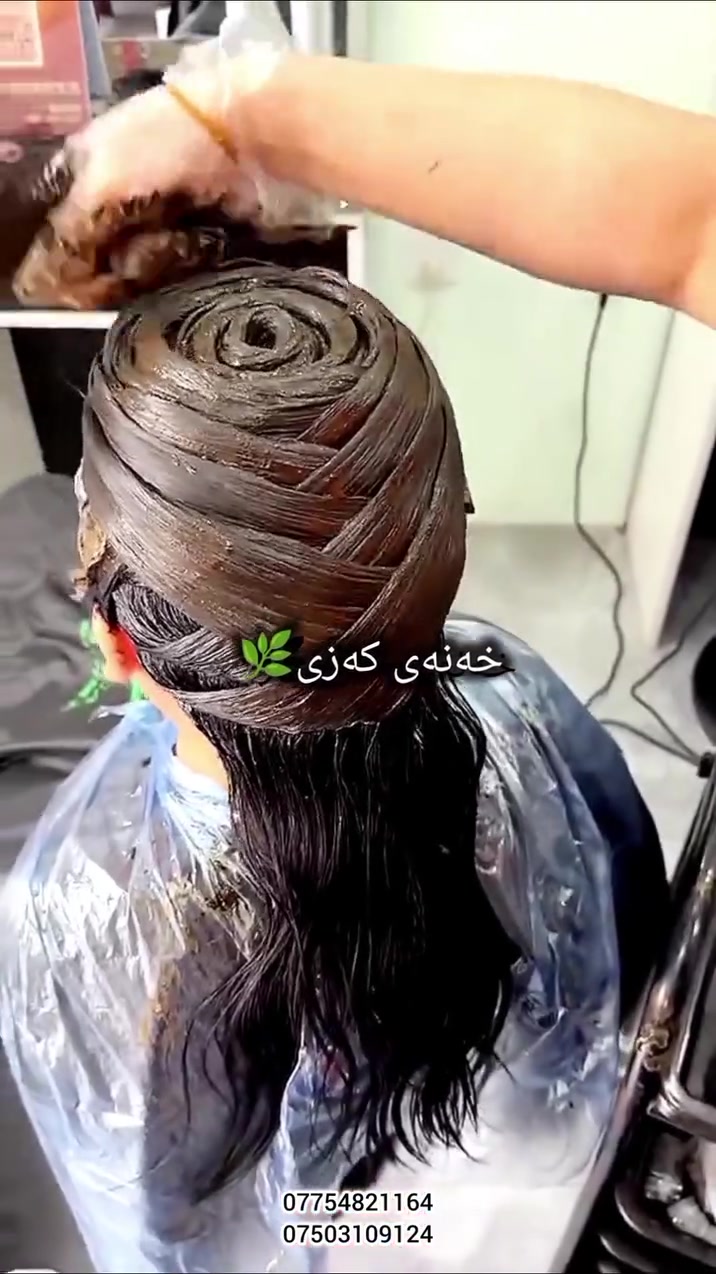 🌿 خەنەی سروشتی کەزی 🌿
(سروشتیی و ڕەسەن)
​✨ تایبەتمەندییەکانی ئەم خەنەیە:
خەنەی سروشتی ئێمە جیاوازە لە هەموو خەنەکانی کوردستان و بەرزترین کوالیتییە. لەگەڵ بۆنێکی تایبەت، بە یەک هەفتە قژ درێژ دەکات و هەڵوەرین ڕادەگرێت (گرەنتی %100 لەگەڵە).
​🎨 ڕەنگە بەردەستەکان:
(ڕەش / مۆر / مارۆنی / سور / باینجانی / قاوەیی / بێڕەنگ)
​🌸 سود و کاریگەرییە سەرسوڕهێنەرەکانی:
​هەڵوەرینی قژ ڕادەگرێت.
​قژ نەرم و خاو دەکاتەوە.
​هیلاکیی قژ بەیەکجار بەکارهێنان چارەسەر دەکات.
​ڕەنگ و بریقەیەکی زۆر جوان بە قژ دەبەخشێت.
​دوو کەرت بوون و پچڕاوی قژ ناهێڵێت.
بۆ هەرکیلۆیەک خەنە (کوجەرات+کەتان+خەنەی قژی سپی )بەدیاری وەر ئەگری
​
​📞 بۆ داواکردن و پەیوەندی:
📱 ***********
📱 ***********
#خەنەبەندان #خانمانه #کوردستان #ppp #قژ

