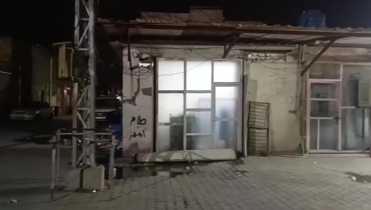 سلام عليكم بيت للبيع مساحه 185متر
غرفتين +صاله+مطبخ +حمامات +منور +مساحه البيت؟ مع محلات 3 امئجرات عل شارع الخدمي مال الكيات الرضويه ال 7 البيت عله 3شوارع ركن لأستفسار علئ رقم
*********** اويراسني، خاص
