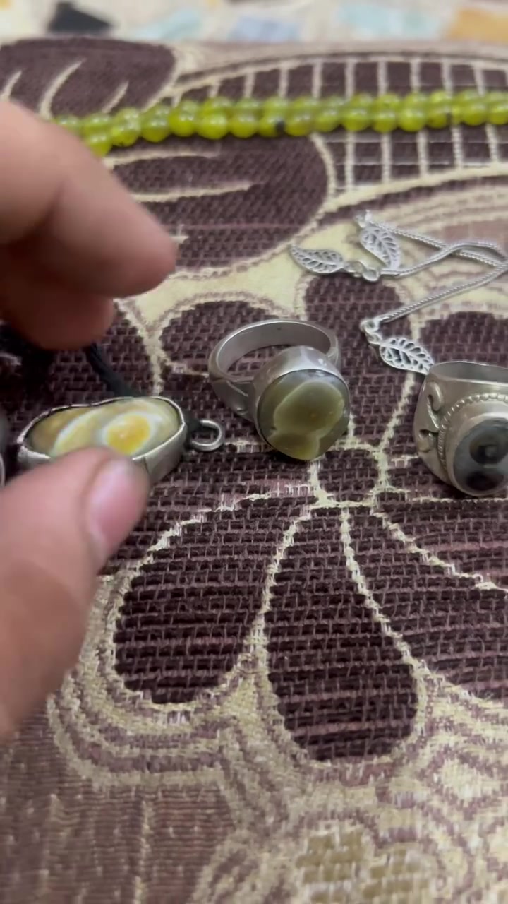 سبحه بايزهر افقاني  كركوشه فضه 
محبس در النجف مخطوط اسماء المعصومين صياغه ثقيله 
محبس اسليماني قديم صياغه ثقيله 
محبس اسليماني عينتين صريحه 
كلاده اسليماني فضه قديمه 
————————————————
العنوان البصرة المشراك 
***********
لا يوجد توصيل 
سعر القطعه 65 الف اذا شلع بيهن مجال
