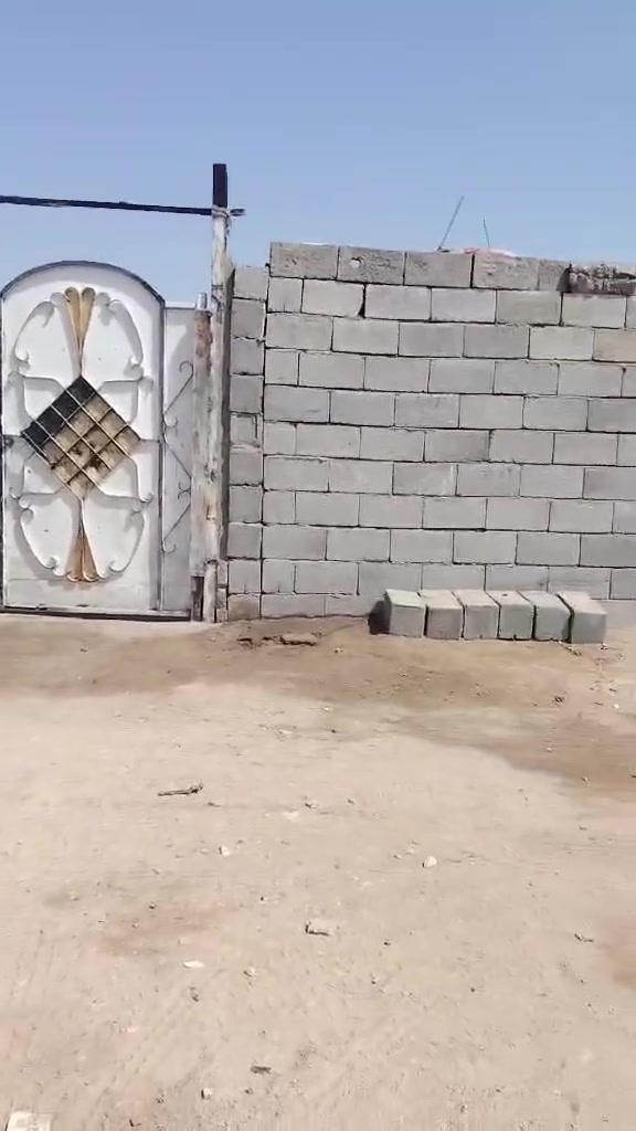 بيت حواسم للبيع مساحته 250 بيه غرفتين وستقبال وصاله ومطبخ وحمام وتواليت السقف سندويج الارضيه كلهه سيراميك مكانه الشيشان الثانيه قريب علئ نهاوند
