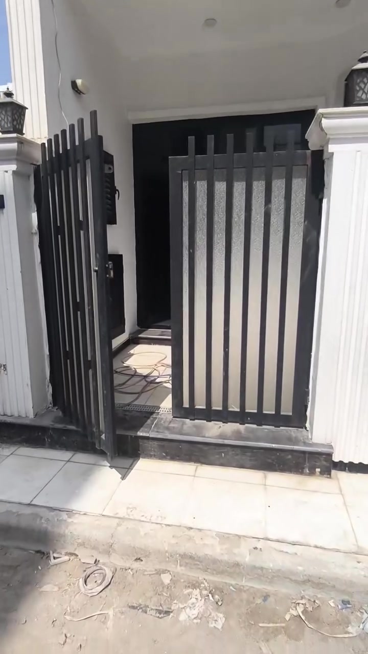 السلام عليكم بيت للبيع مكانة بغداد الدورة حي دجلة شارع 7با البداية بيت طالعين منة العماله جديد 
*المساحة/100م
*النزال/16
*المواجهة/6.75
*بيت شغل حديث با الكامل 
*طابو ملك صرف زراعي 
*با سعر مناسب 
*للتواصل/*********** هاتف او واتساب
