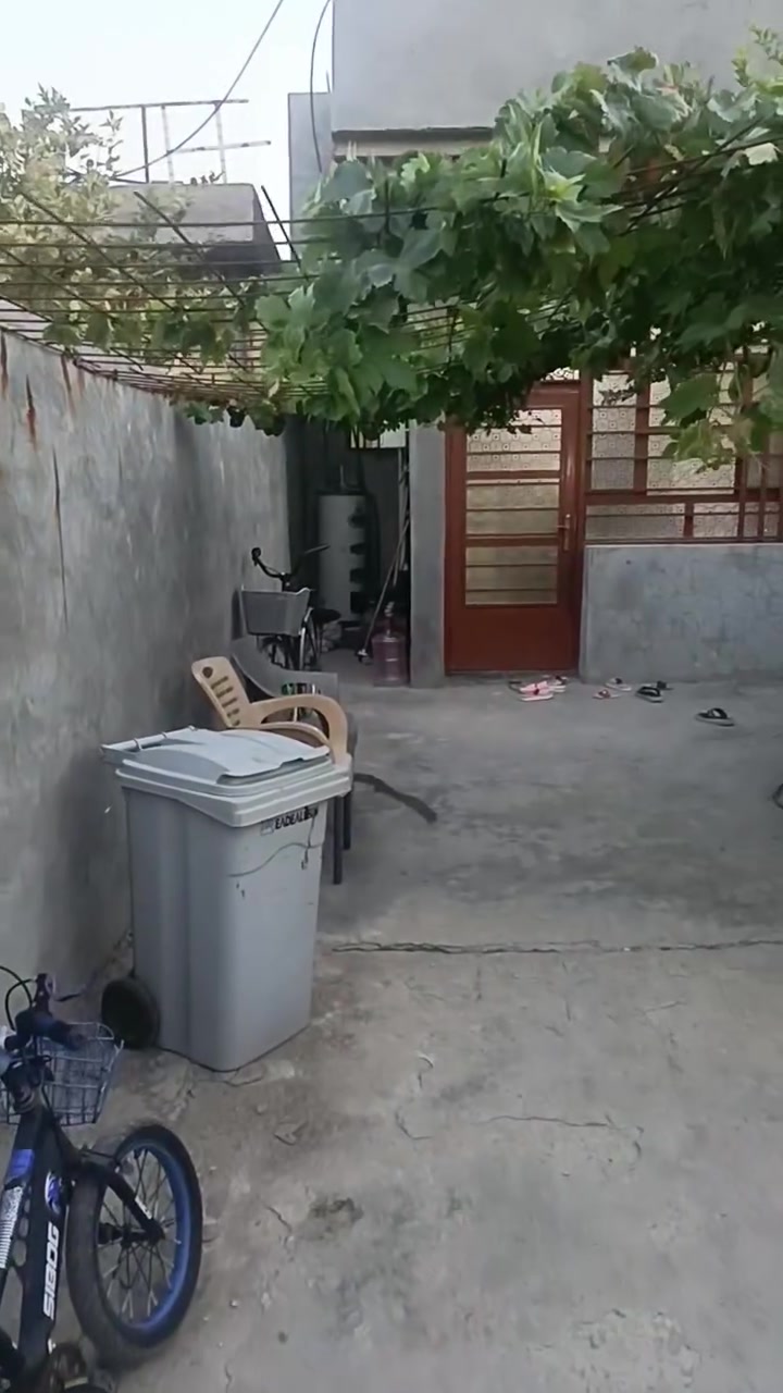 السلام عليكم حبايب عندي بيت للبيع طابو زراعي سند 25 خلف العارضة مال بغدادي بيت بناء حديث غرفتين نوم حولي صاله مطبخ طرمة حديقة مثل مواضح بلفيديو المساحة 240متر عارضه للبيع الي يريد اطلع منه ولي يريد ياجرلياه هم اني اجرة وشرط ادفع ايجار سنة كامله ليكدام  هاي ارقامي  ‏‪***********‬‏  وهذا الاثير *********** ولبيه خير الله يقدمه
