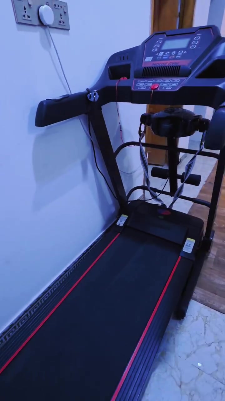 جهاز مشي رياضي House Gym T550-1
قوة المحرك (Motor Power): محرك كهربائي بقوة تبدأ من 2.0 إلى 2.5 حصان (DC Motor)
تترواح السرعة من 1.0 إلى 12 - 14 كم/ساعة (مناسبة للمشي السريع والجري الخفيف إلى المتوسط
 شاشة LCD تعرض (الوقت، السرعة، المسافة المقطوعة، السعرات الحرارية المحروقة، ونبضات القلب)
قابل للطي لتوفير المساحة عند عدم الاستخدام مع وجود عجلات مدمجة لسهولة التحريك والنقل.
مفتاح الأمان المغناطيسي (Safety Key) للتوقف الفوري عند السقوط أو الطوارئ
يتحمل وزن120كيلو 
يحوي هزاز به سرعات مختلفة 
 للاستفسار *********** 
مكاني القرنة الشرش 
السعر 450 الف وبيه مجال قليل
