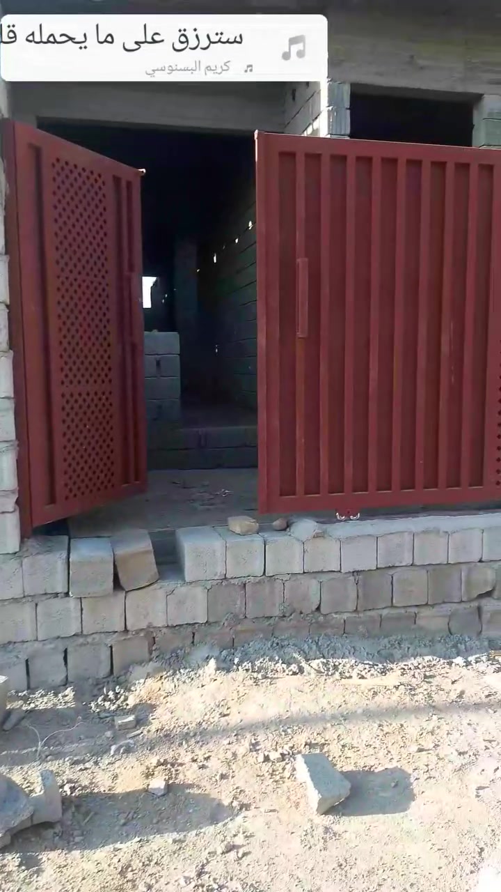بسم الله الرحمن الرحيم
سلام عليكم 
موجود  ميه وخمسه وعشرين متر بيت للبيع بهرز طريق ابو الكرم 
وره جملون معمل خشب 
هيكل كامل 
سند 25 

سعر ٣٥ 
التصال برقم 
***********
