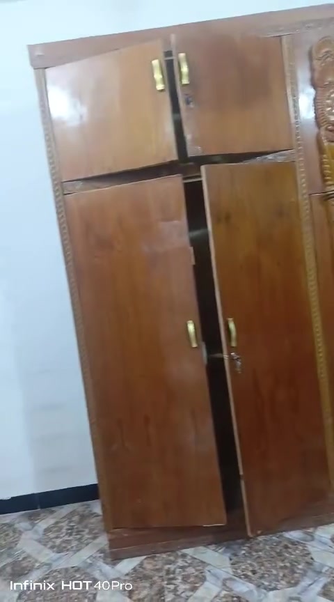 السلام عليكم غرفة اخشاب للبيع  السعر 350  الف   ***********
