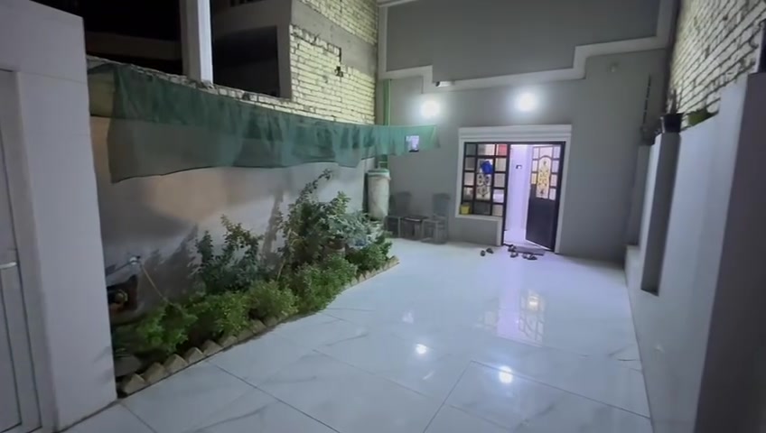 بيت 100 متر للبيع 
كوفه حي العسكري على ساحة 
 بضهر شارع العريض مال مستشفى العراقي المربع المقابل صمون قحطان على الحديق وجه 
بي طرمة و مطبخ و غرفه و صاله و صحيات خارجيه و داخليه السعر 175 و بي مجال 
للاستفسار اكثر ***********
