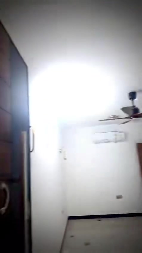 مساء الخير جميعا
شقة في الوزيرية قرب المجمع العلمي بناية نون والقلم 
تفاصيل الشقة ١٢٠ م 
٣ غرف نوم وصالة 
نص مؤثثة
مطبخ من المطبخ التركي
طباخ ايطالي
فرن ايطالي
مايكرويف ايطالي
قنينة غاز 
غسالة نوع هايسنس
ساحبة هواء تركي
سخان كهربائي
سبلت LG انفيرتر عدد ٥
مراوح طراز حديث عدد ٥
ثريات عدد ٥ 
السعر ١٩٧ مليون
الاتصال ***********
