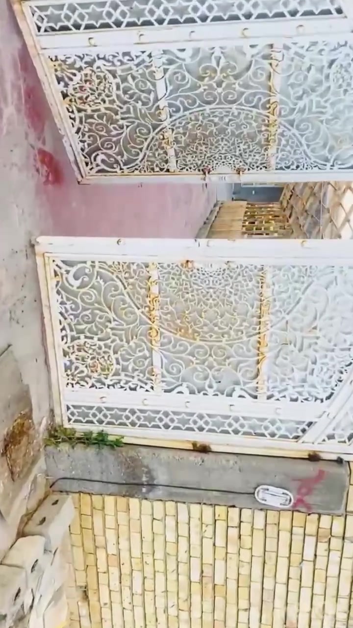 سلام عليكم دار البيع
دار لبيع  مساحه 550متر
البيت طابق ونص  طابو زراعي سند 25
البيت حديث بنا درجه اولى 
محتويات الدار حوش مساحه كبيرة +حديقة
استقبال +مطبخ حار بارد +صاله + 3 غرف +ترك عدد 2 علي طول البيت. 
السعر 200 وبي مجال
مكان الوسمة والنواط قرب منطقه الشعب
الاستفسار ‏‪‏‪***********‬‏
