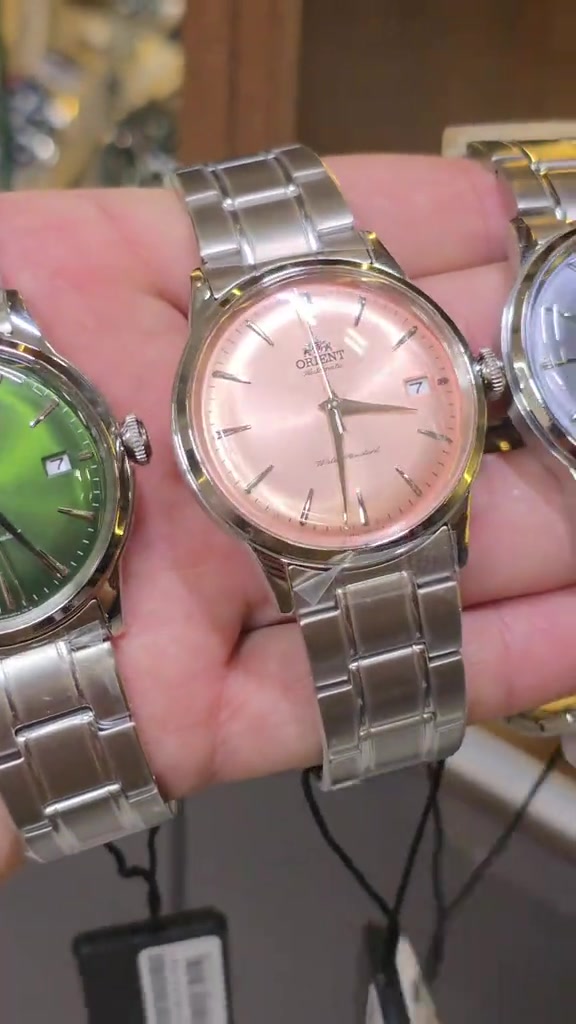 ORIENT BAMBINO Version 7 – RA-AC0M11Y30B ⌚ واحدة من أجمل ألوان البامبينو، بمينا وردي واخضر وفضي  تصميم كلاسيكي وقياس مميز 38.4 ملم. المواصفات الرسمية من Orient • حركة أوتوماتيك يابانية Orient Caliber F6724 • تعبئة أوتوماتيكية + تعبئة يدوية • خاصية إيقاف عقرب الثواني Hacking • احتياطي طاقة حوالي 40 ساعة • قطر الكيس: 38.4 ملم • السماكة: 12.5 ملم • Lug to Lug: 44 ملم • عرض السوار: 20 ملم • زجاج Mineral مقبب Domed • كيس وسوار ستانلس ستيل • نافذة للتاريخ • ظهر شفاف Exhibition Caseback لرؤية الحركة • مقاومة ماء 30 متر / 3 ATM • قفل سوار Foldover • رقم الموديل: RA-AC0M11Y30B � ✨ ORIENT BAMBINO — كلاسيكية يابانية بقياس أنيق ومينا يخطف النظر. ✅ أصلي 100% – وكالة وضمان 📦 كامل المرفقات 🚚 توصيل مجاني لكافة محافظات العراق بغداد شارع فلسطين قرب تقاطع الصخرة ***********
