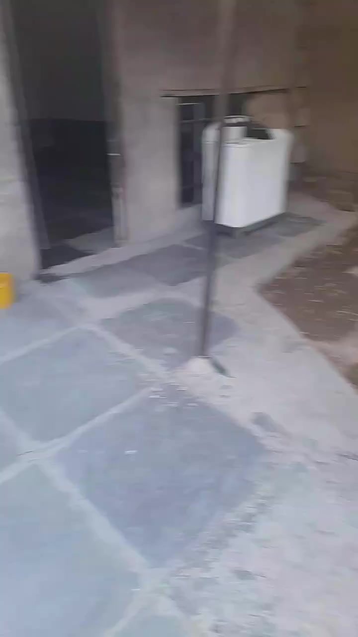 السلام عليكم بيت للبيع مساحة ٢٥٠ متر البيت سقف سندويج وكلشي واضح بل فيديو مكان البيت النهروان الدوانم حي المصطفى قريب عل مشروع اليم مطعم جواد ثالث شارع عن المشروع *********** ***********
