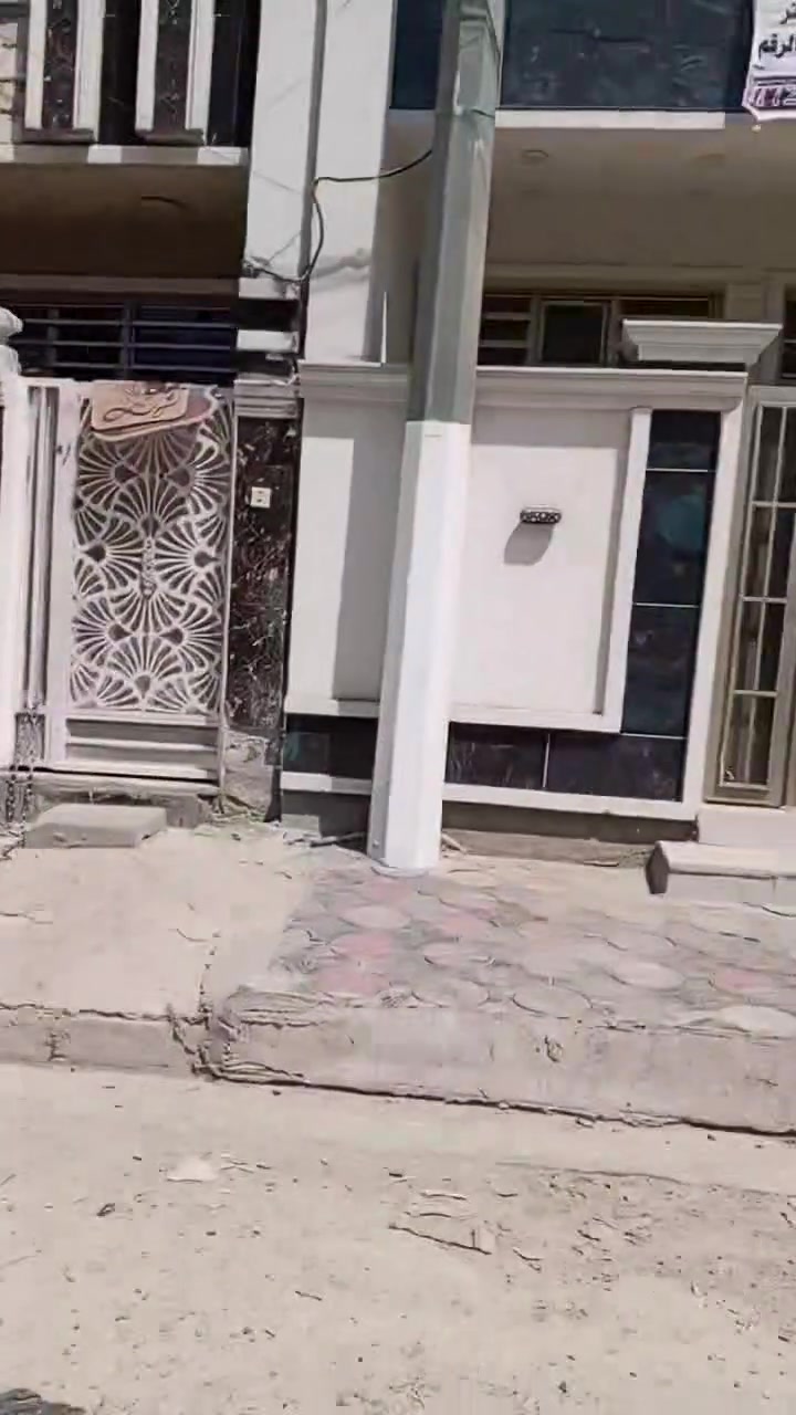 مشتمل 50متر الحريه الثانيه محله 428زقاق 12شارع نافذ عرضه 20متر موقع حلو جدا غرفتين وصاله وحولي وخدمات وسطحين وطرمه السعر 117وبي مجال ***********
