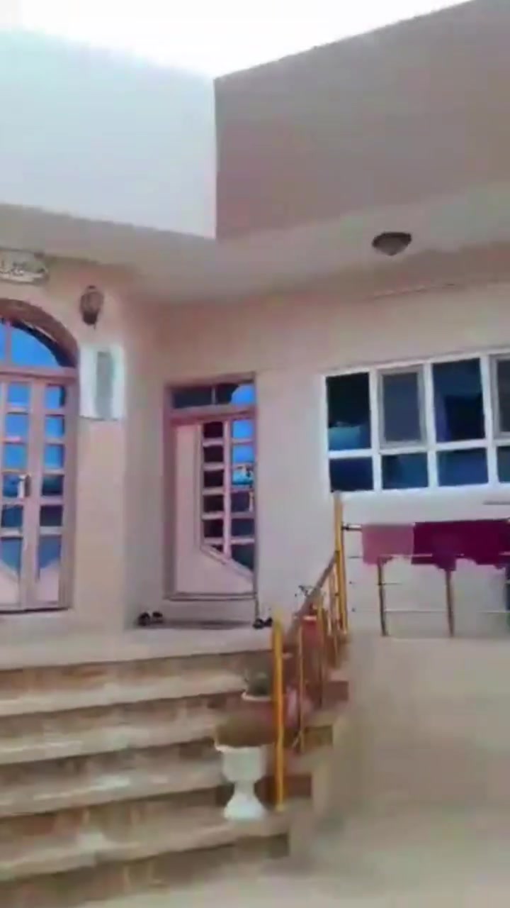 السلام عليكم 
دار للبيع مساحه 240متر
ثلاث غرف نوم +هول 2+استقبال+ مطبخ+صحيات خارج وداخل فول خدمات ماي +كهرب+ تبليط
الموقع القوسيات مقابيل مول الشام خلف جامع الصادق 
للاستفسار المراسله خاص او الاتصال *********** واتساب
