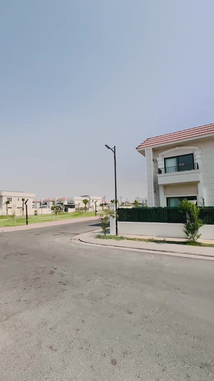 للبيع مجمع اشتي فيلج
مساحه 300 متر

مع كاونترات

ركن بجانب حديقه

5 غرف نوم 

موقع مميز جدا

***********
