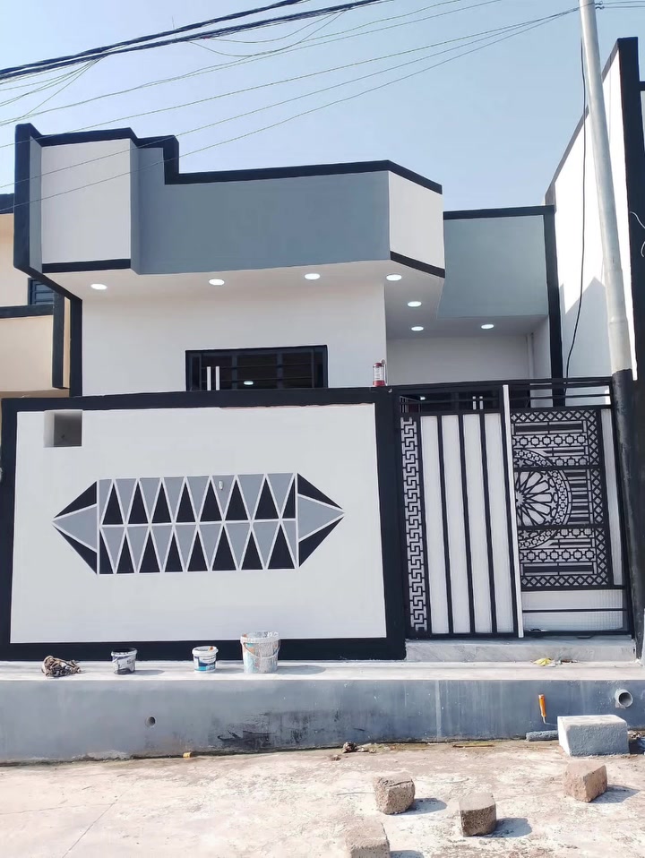🏡 بيت جديد (زيرو) للبيع — تسليم مفتاح
📍 الموقع: حي الملايين الثانية (قرب ماركت النون).
📏 المساحة: 120 م².
📄 السند: زراعي (بستان - حق تصرف).
🛏️ المواصفات: غرفتين نوم + استقبال + هول + مطبخ + مشتملات داخلية.
🛠️ الخدمات: كاملة (ماء، كهرباء، تبليط).
💰 السعر: 57 مليون دينار (وبيه مجال قليل للجادين).
💡 ملاحظة: بيت جديد جاهز للسكن الفوري، موقع ممتاز وقريب جداً من كل الخدمات.
📞 للتواصل والاستفسار:
***********
