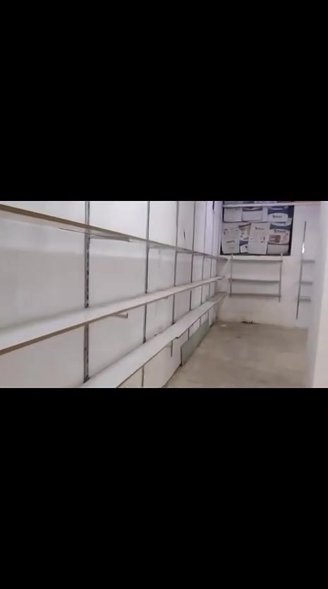 رفوف محل • للبيع