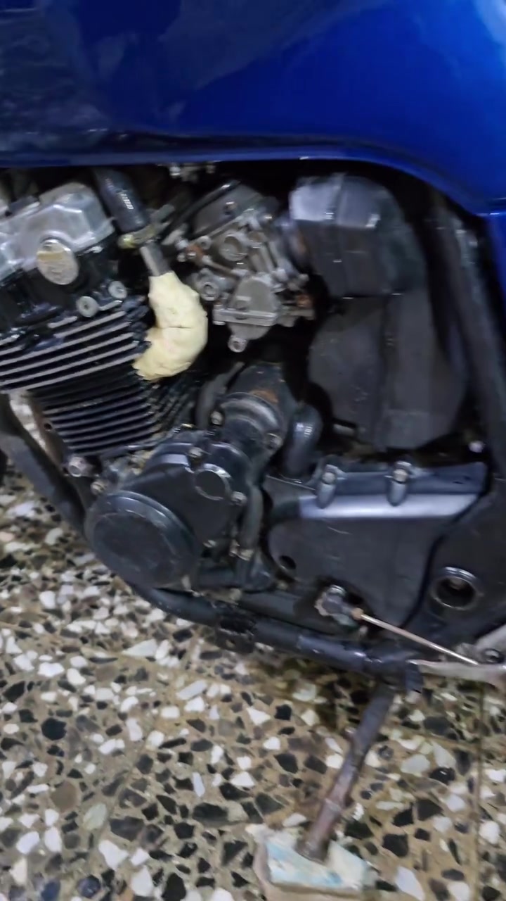 السلام عليكم سيبي فور 400cc النضافه كدام عينك كلشي موضح بلفيديو والفيديو من قريب اوارق بيها 3 اوراق بس تعبانه الدراجه فول شلعه ومعدل تخم تايرات جدد باتري جديد الدراجه تاخذها تتونس بيها مكاني كربلا طويريج المكينه كفاله بس تفيلس صالنصه رياضي صوت بلمكينه ابد ماكو بلفيديو موضح اكو صوت بس مو بلمكينه بلصالنصه لان قويه ومن تجي تتاكد وتشلع عيوني 
الرقم:***********
السعر:مليون و 350
