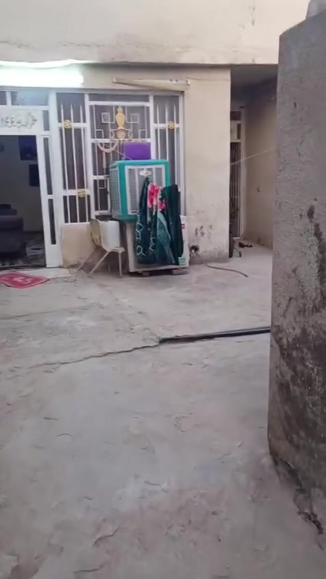 السلام عليكم بيت للبيع طابقين كل طابق وحده مؤجر كل طابق ٣٠٠ يعني ثنينهن ب600 البيت عقد 25 قرار محكمه البيت جسر ديالى العريفيه شارع الخدمي مقابل مدرسة كعب بن زهير عل شارع البيت خلفي مدخل البيت ٣متر مساحة ٣٠٠ يصلح سكن وستثمار وارده الشهري 600 ألف بيت عل شارع خدمات كامله أي ستفسار اتصل ***********

