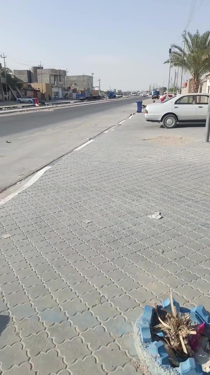 > *بيت للبيع - الزبير / الصحفيين الثانية / على شارع 40 العام مباشرة*
> الواجهة 3 متر على الشارع العام (باب شارع)
> من جوه العرض 7 متر × النزال 20 متر
> المساحة الكلية 140م تقريبا
> الخدمات كاملة: ماي اسالة، كهرباء دفن، تبليط جديد، رصيف مقرنص
> معاملة تمليك موجودة وواصل كشف المساح
> البيت سكن فقط، بدون محلات@
> *السعر 38 مليون وبيه مجال*
> للاستفسار: ************ - كرار الحلاق*

ا
