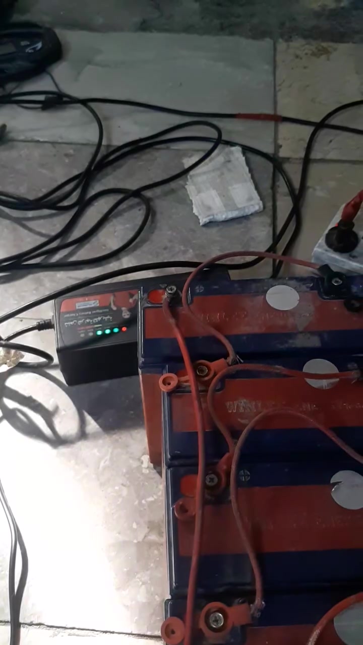 عشر بطاريات خمسة نظافة 90% ب 180 الف و خمسة شغالات و قويات بس منفوخات ب 100 الف العنوان بغداد تواصل واتساب ***********
