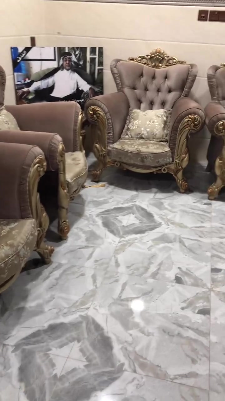 السلام عليكم تخم للبيع ٤ مقاعد كبار و ٨مقاعد اصغار نضافه ٩٠بالميه
***********
