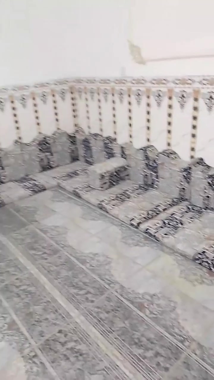 السلام عليكم ورحمه ديوان نضيف وجديد تونا ماخذينه طوله الكلي 11 متر ب 350 قفله وتساب *********** ناصريه مركز
