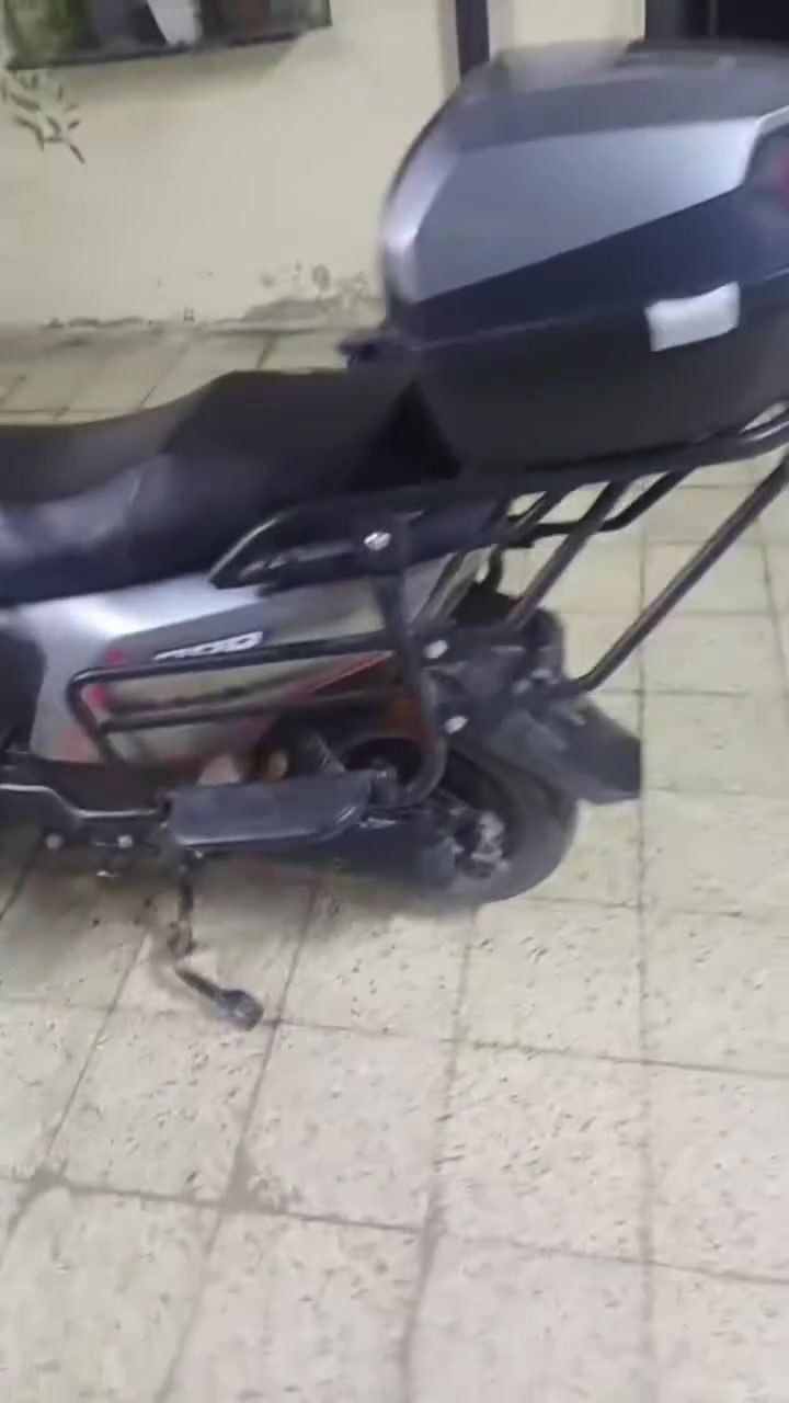 ماطور سكنس للبيع
نضافة 90 بل 100 
6 بطاريات 3 من البطاريات منتخات بس كلشي ما عليهم شرط 
ضوء عالي ناصي رماش شرط 
خلاط اربع ايشاير 
ملف 2000 
يمشي 50 كيلو متر بل شحنة الواحدة 
جديد مدرع بل كامل بي صندوق 
السعر 950 الف 
للتواصل عل رقم ***********
ماسنجر مفتوح للي ايراسلني 
يرهم امراوس اب ريان او 318 ايكون نضيف
