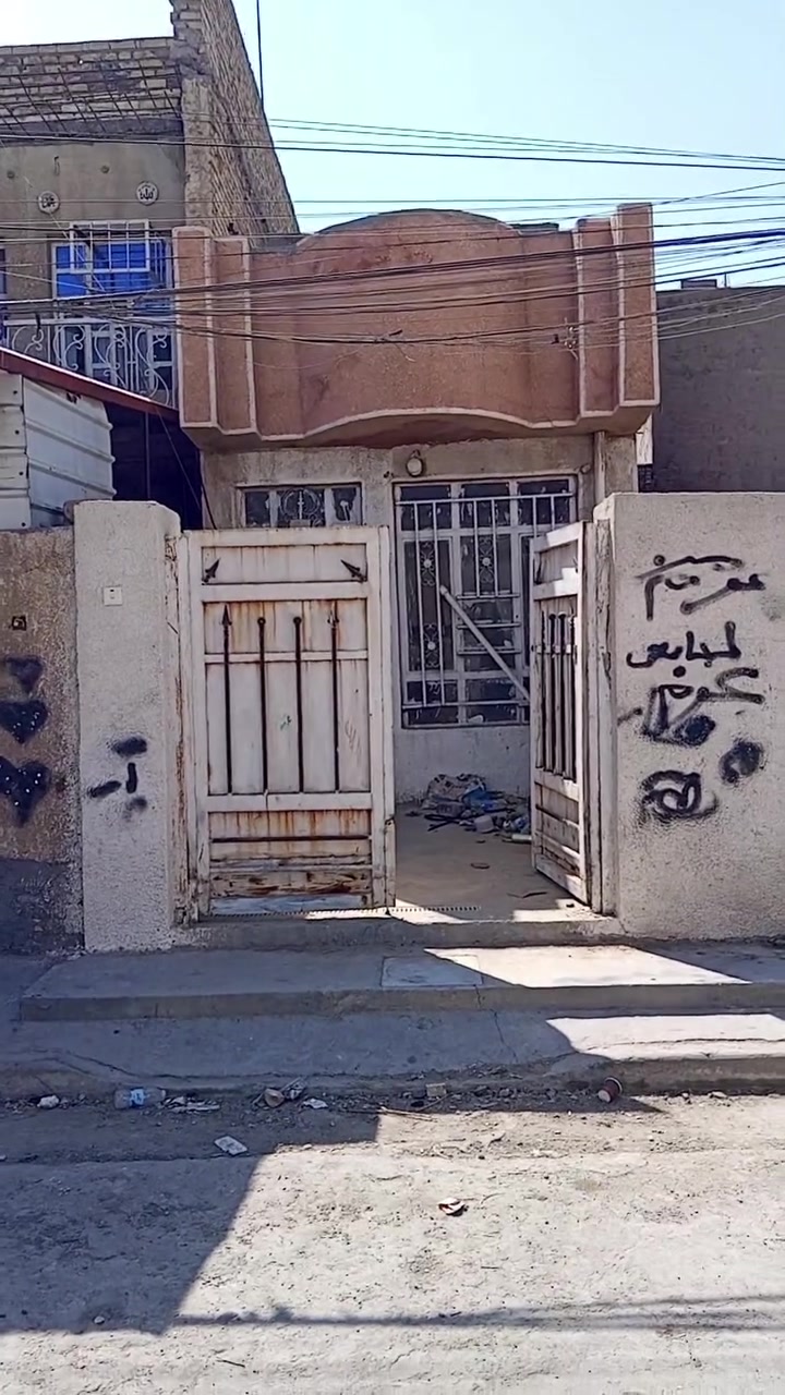 🏠 دار للبيع - فرصة استثمارية وسكنية
الموقع: بغداد - منطقة الضباط - خلف مطعم الأمير - بفرع صيدلية مضر

📐 المساحة: 70 متر
🏗️ نوع البناء: قاط واحد - بناء منفصل مو مشترك
📄 الطابو: طابو صرف - تحويل مباشر

التفاصيل:
✔️ استقبال واسع
✔️ غرفة نوم
✔️ مطبخ + صحيات
✔️ مساحة درج + منور
✔️ بيتونة

حالة الدار: بحاجة الى بعض الترميم البسيط والسعر مراعي لهذا الشي

💰 السعر: 61 مليون وبيه مجال بسيط جداً للشراي

الموقع مميز جداً وهادئ، يم الخدمات والمدارس والاسواق.

للاستفسار والجاد فقط يتصل:
📞 *********** - ابو كرار

#دار_للبيع #منطقة_الضباط #عقارات_بغداد #بيوت_للبيع

