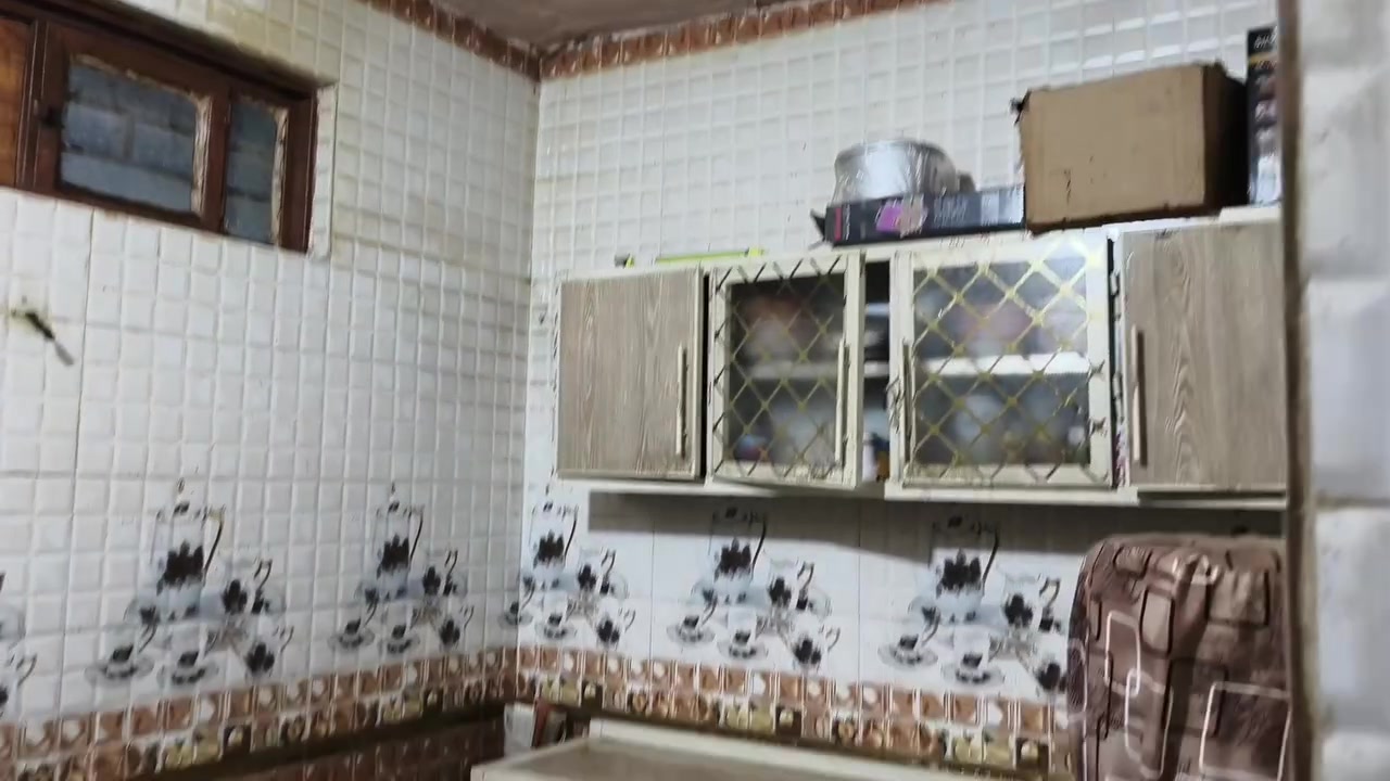 بيت بالغراف بحي العسكري للبيع مساحته 110 غرفتين وصاله ومطبخ ودوانية وصحيات السعر (75) ومطلوب للابلادي 25 مليون وهذا رقمي (***********) ركن على ثلاث شوارع
