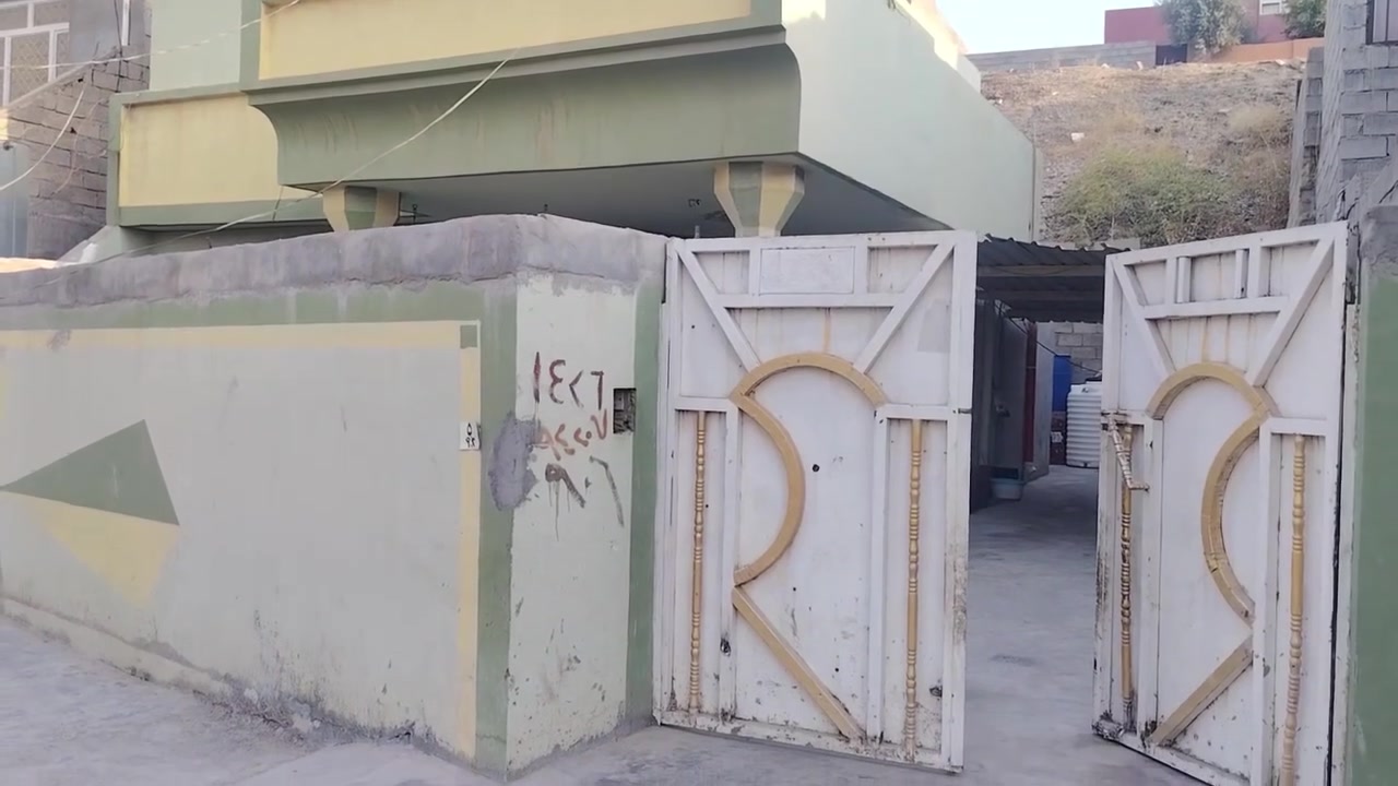 دار للبيع يبعد عن المستشفى اقل من 100 مساحته 230 متر طابقين الطابق الأول، *❤️ استقبال وغرفة نوم ومطبخ ومجمع درج وحمام داخلي
 والطابق الثاني❤️ غرفتين نوم ومجمع وبالحوش صحيات ومخزن صب ماء اساله خدمات كامله
موقع البيت حي الوحده مو بعيد من شارع العام قريب عليه مستشفى جلولاء العام والمركز الصحي أيضا الدارس متوفره قريبه منه
ملاحظة صاحب البيت يقبل مراوس بيت مو بس يبيع
السعر المطلوب58 مليون وقابل للتفاوض 
للاستفسار الاتصال على الرقم التالي او واتساب او مراسله الصفحة
***********
