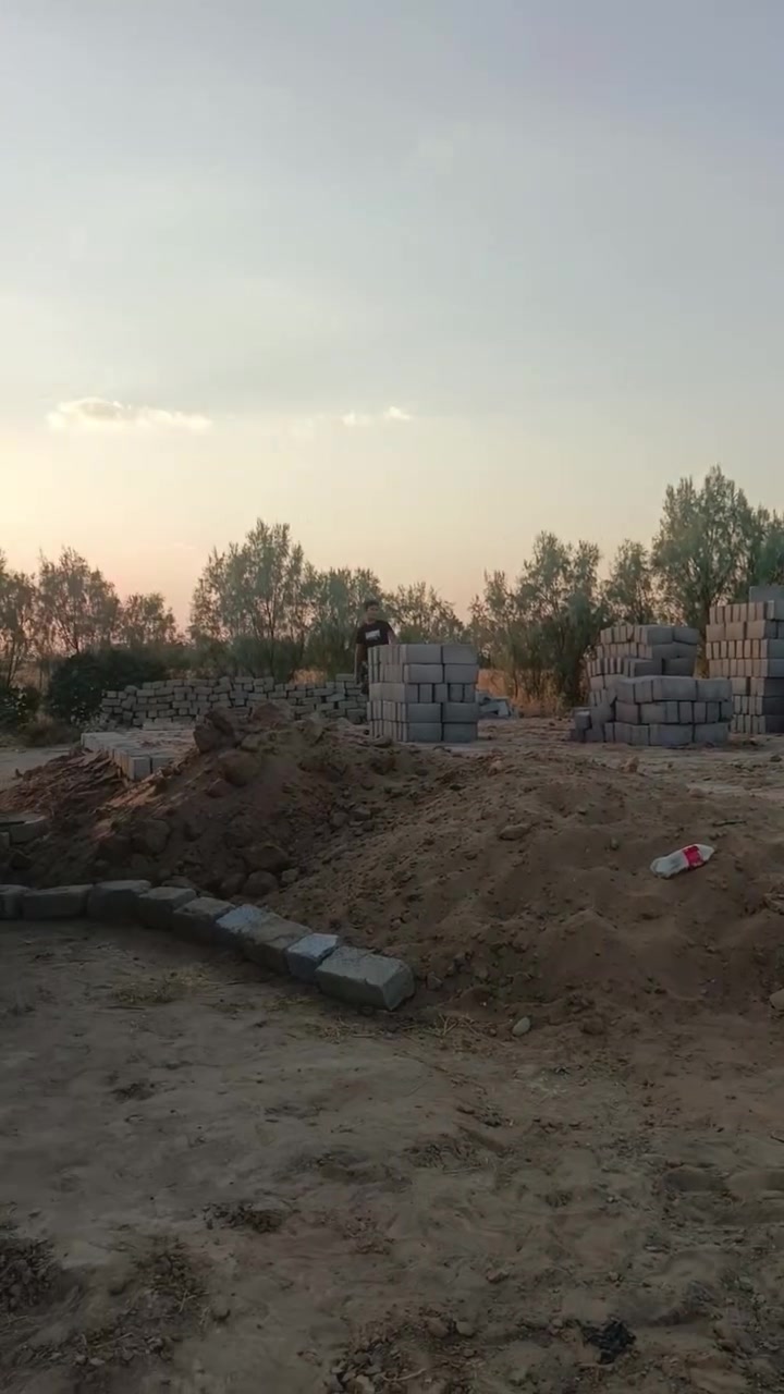 يوجد بلوك كساره مخلوط رمل نهري
توصيل داخل الشرقاط 
اسعر واصل بل كرين 460
اسعر واصل، بل قلاب440
أرمل واصل 180سكس 
حجر واصل 70سكس 
ونقل كافه أنواع المواد 
أسعار مناسبه 
خابر وتدلل  ستفسار اتصل عرقم 
***********

نص مكتوب في الصور:
- CAMON 30 • 23mm f/1.8 1/609s ISO50
