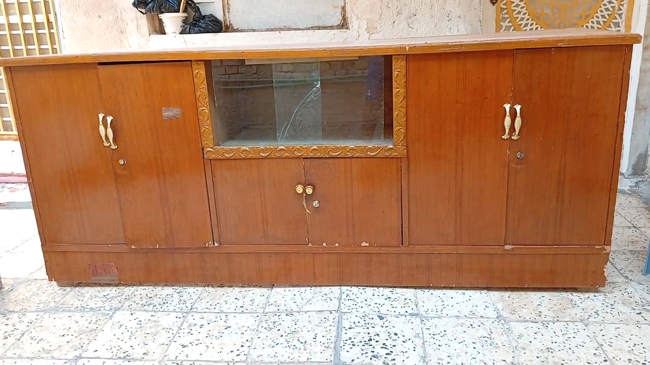 السلام عليكم بوفيه للبيع
بهه بس باب تعبان فقط 
سعرهه 100@     ***********
