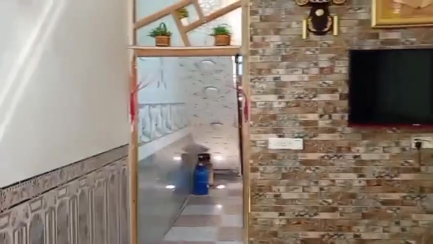 ​🏠 بيت للبيع في الحسينية (نهار عودة) – فرصة استثمارية مميزة
الموقع: الحسينية، منطقة نهار عودة – خامس فرع من الخط السريع (سادس بيت من الشارع الرئيسي الداخل للمنطقة).
​المساحة: 75 متر مربع.
​سنة البناء: بناء حديث (2020)، نظيف جداً ومعتنى به.
​السعر: 73 مليون دينار عراقي.
​الخدمات والبنية التحتية:
​الماء والمجاري:كهربائي كاملة وجاهزة وتعمل بشكل ممتاز.
​التبليط: خطة التبليط واصلة للمنطقة قريباً جداً، ومع اكتمال البنية التحتية ستكون من أفضل مناطق الحسينية، مما يضمن زيادة قيمتها الاستثمارية.
​📋 تفاصيل ومواصفات البيت الداخلية:
​الاستقبال: صالة استقبال واسعة ومستقلة.
​المطبخ: يحتوي على مطبخ حار (مسقف) ومطبخ بارد.
​المرافق: حولي داخلي، حمام متكامل جديد، وغرفة نوم رئيسية كبيرة.
​السطح: يحتوي على بيتونة كبيرة في المنتصف، وينقسم إلى سطحين (السطح الأول واسع ويصلح لبناء غرفة إضافية مستقبلاً).
​التشطيب: جدران وأرضيات مغلفة بالكامل بالسيراميك وبناء حديث عالي الجودة.
​📞 للاستفسار والتواصل: [ رقم *********** ابو محمد
