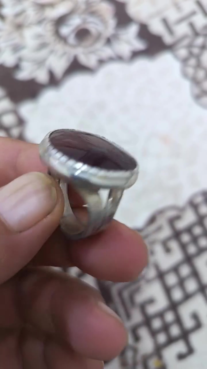 السلام عليكم يمانيه كرزيه قديمه السعر 175البصره توصيل موجود
