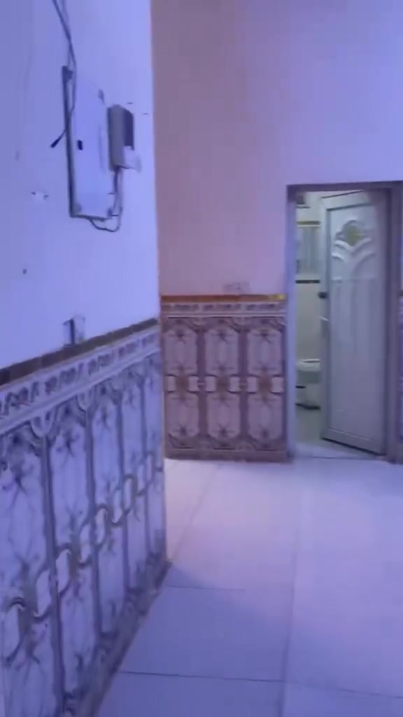السلام عليكم
شقه ارضيه للايجار (عوائل) مساحه 100 متكونه من غرفتين ومخزن وحمامين شرقي وغربي ومنور عدد 2 وصاله صغيره ايجاره 600 
كراده قرب الجسر المعلق مجاور مطعم نايا 
للاستفسار رقم صاحب الشقه
***********
