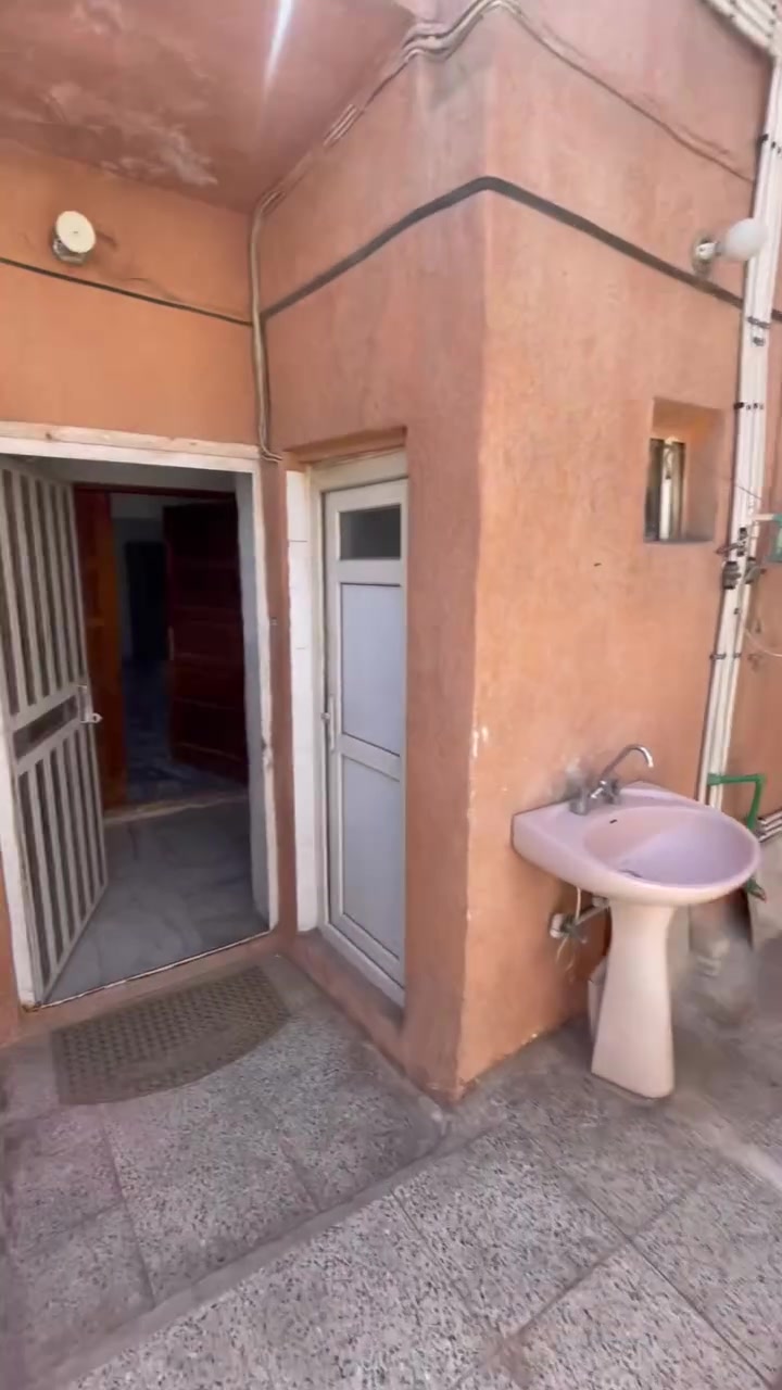 بيت للايجار في حلة - حي المرتضى 🏡
الموقع: حلة - حي المرتضى (خلف مطعم كبابجي).

​المواصفات العامة:

​المساحة: 200 متر مربع.

​عدد الطوابق: طابقين.

​حالة البناء: بناء نظيف وجاهز للسكن.

​📋 تفاصيل التقسيم الداخلي:

​الطابق الأول:

​صالة واسعة.

​مطبخ.

​كليدور (ممر).

​مجمع صحيات.

​غرفتين نوم (2).

​الطابق الثاني:

​غرفتين نوم (2).

​📞 للاستفسار والاتصال:

​للمزيد من المعلومات أو لمعاينة العقار، يرجى زيارة مكتبنا أو التواصل معنا عبر الأرقام التالية:

​رقم الهاتف الرئيسي: ***********

​رقم الهاتف الثاني: ***********

​العنوان: حلة - شارع طيبة - حي المعلمين.
