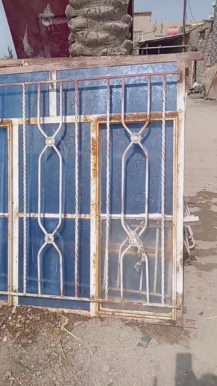 السلام عليكم اخوان شبابيك حديث كلش نضيفه وثقيله للبيع وجراجيب خشب للبيع كلش  نضيفه كل التفاصيل بالفيديو رقم الهاتف النقال ***********
