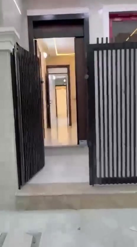 سلام عليكم 
بيت للبيع 🏡
مساحة بل سند ٧٧وربع واقع حال ٨٠ 📏
واجهة 4نزال 20📏
مدخل واحد 
غرف 3 
صحيات2 
واستقبال 
ومطبخ
الاستفسار + واتساب (***********)

