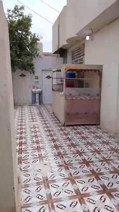 يتوفر بيت مساحة 200م
يقع ع شارع الرابط بالقرب من جامع رقية 
بيت جاهز للسكن كافة الخدمات موجودة وبسعر مناسب 
للتواصل ***********
