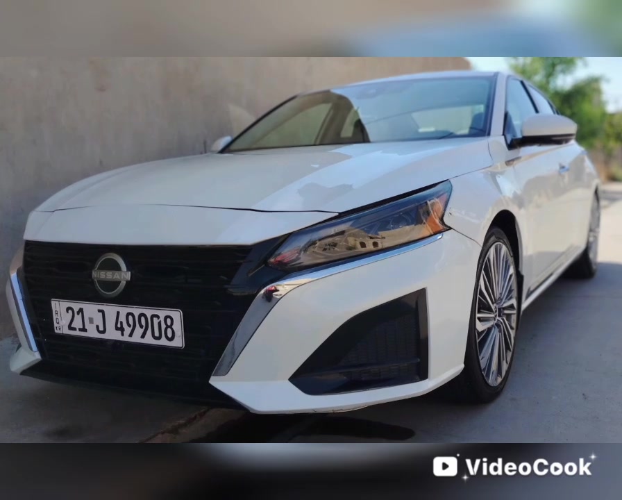 نيسان ألتيما موديل 2023 (فئة SL
السعر : 150 
رقم الهاتف : ***********

أبرز المواصفات الكاملة لهذه الفئة:
1. المحرك والأداء:
 * المحرك القياسي: محرك 4 سلندر سعة 2.5 لتر (تنفس طبيعي).
 * القوة: حوالي 188 حصاناً.
 * عزم الدوران: 244 نيوتن-متر.
 * ناقل الحركة: أوتوماتيكي متطور متغير باستمرار (Xtronic CVT).
 * أنظمة الدفع: دفع أمامي (FWD).
2. التصميم الخارجي (فئة SL):
 * شبك أمامي جريء بتصميم جديد ومحدث لموديل 2023 مع شعار نيسان الجديد.
 * مصابيح أمامية وخلفية تعمل بتقنية LED.
 * فتحة سقف كهربائية.
 * جنوط ألمنيوم بتصميم رياضي مميز قياس 17 أو 19 بوصة (حسب الحزمة المتاحة).
 * مرايا جانبية كهربائية مزودة بإشارات انعطاف.
3. المقصورة الداخلية والراحة:
 * مقاعد من الجلد الفاخر بتعديل كهربائي لمقعد السائق والراكب.
 * عجلة قيادة متعددة الوظائف مغطاة بالجلد مع تطعيمات أنيقة وتصميم رياضي مسطح من القاع (D-shape).
 * نظام تكييف أوتوماتيكي ثنائي المنطقة مع فتحات تهوية للمقاعد الخلفية.
 * إضاءة داخلية محيطية وتجهيزات عملية للمساحات التخزينية.
4. التكنولوجيا والترفيه:
 * شاشة لمس وسطية عالية الدقة قياس 12.3 بوصة (خاصة بفئات الـ SL والـ Platinum المحدثة).
 * نظام ترفيهي يدعم Apple CarPlay (لاسلكي غالباً في الفئات العليا) وAndroid Auto.
 * شاشة عدادات رقمية مزودة بشاشة معلومات القيادة في المنتصف.
 * نظام صوتي فاخر (غالباً من علامة Bose في فئة SL).
 * منافذ شحن USB (Type-A و Type-C) للمقاعد الأمامية والخلفية.
5. أنظمة الأمان والسلامة ومساعدة السائق:
 * درع السلامة الذكي من نيسان (Nissan Safety Shield 360):
   * نظام الفرملة الطارئة التلقائي مع رصد المشاة.
   * نظام التحذير من النقطة العمياء.
   * نظام تنبيه حركة المرور الخلفية.
   * نظام التحذير عند مغادرة المسار.
   * نظام المساعدة في الحفاظ على المسار.
 * نظام تثبيت السرعة التكيفي (Adaptive Cruise Control).
 * حساسات ركن أمامية وخلفية مع كاميرا لرؤية محيطية (كاميرات 360 درجة).
