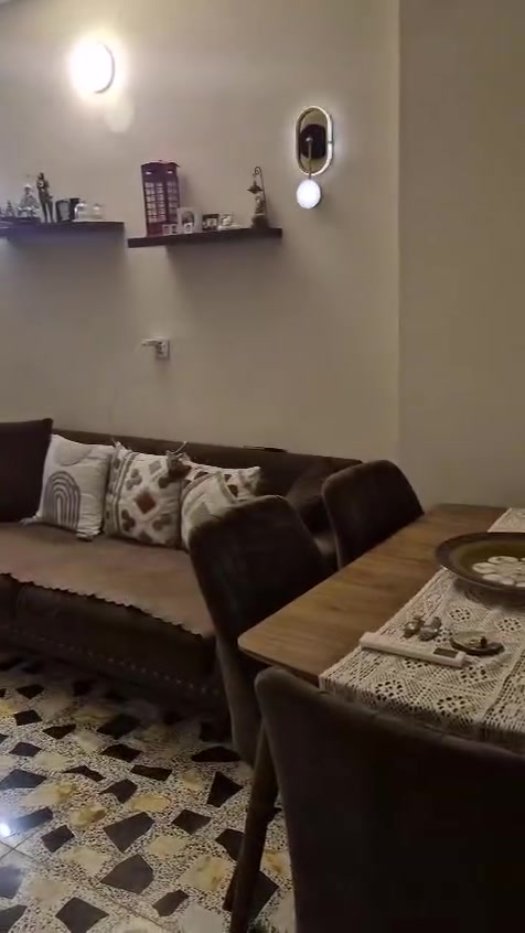 مشتمل للبيع مساحه ١٠٠م بناء حديث حي الجهاد الامانه الاتصال على الهاتف ***********او ***********واتساب 
تفاصيل مذكوره بالفديو
